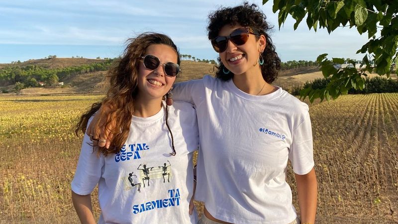 Dos participantes del proyecto De tal cepa, tal sarmiento en un campo de Belmontejo