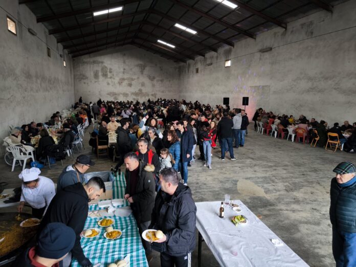 Vecinos y visitantes reunidos durante la paellada popular de Belmontejo